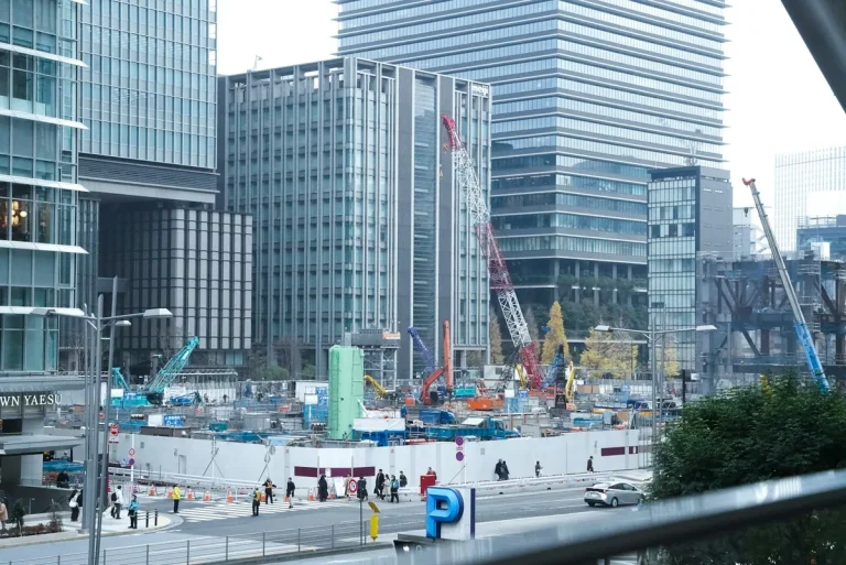 ○○マンション新築工事の施工風景