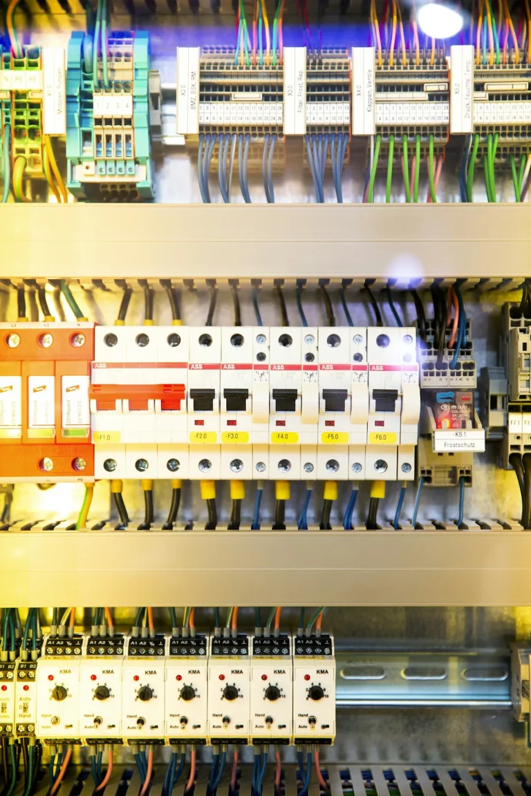 △△ビル受変電設備工事の施工風景